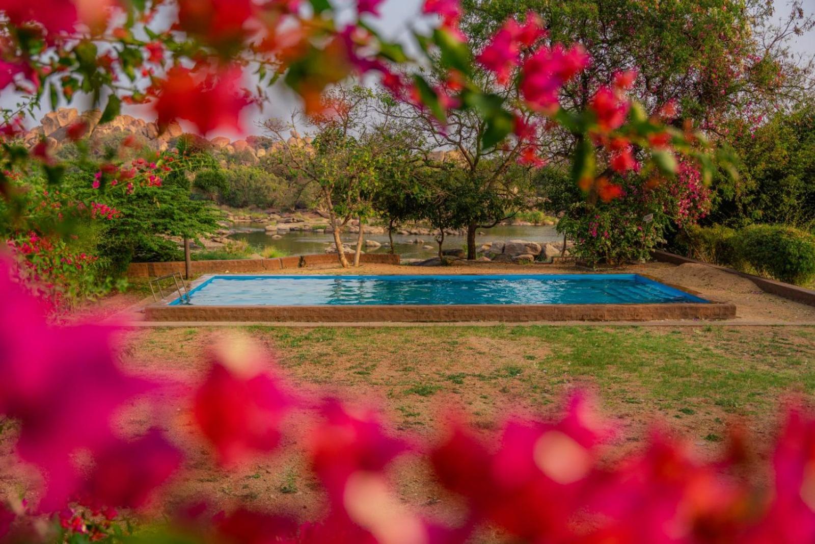 Leo Woods Hampi River View Hotell Exteriör bild