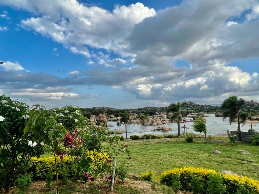 Leo Woods Hampi River View Hotell Exteriör bild